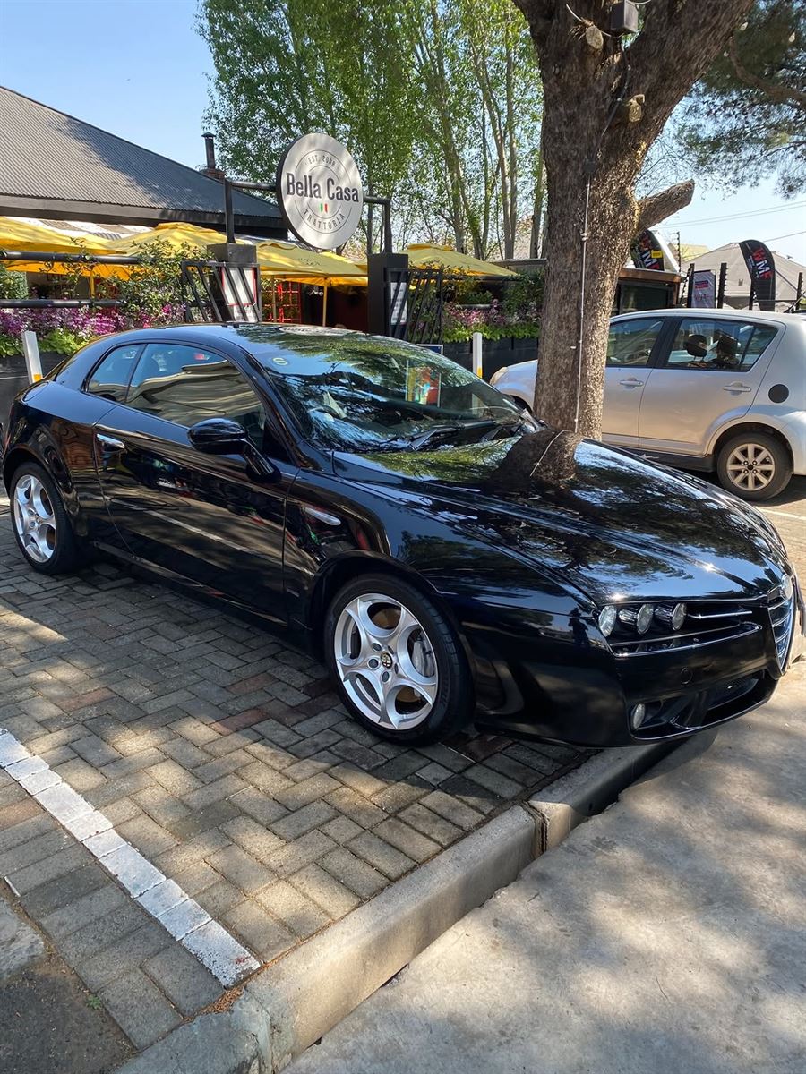 Black Alfa Romeo Brera with a fresh gloss finish