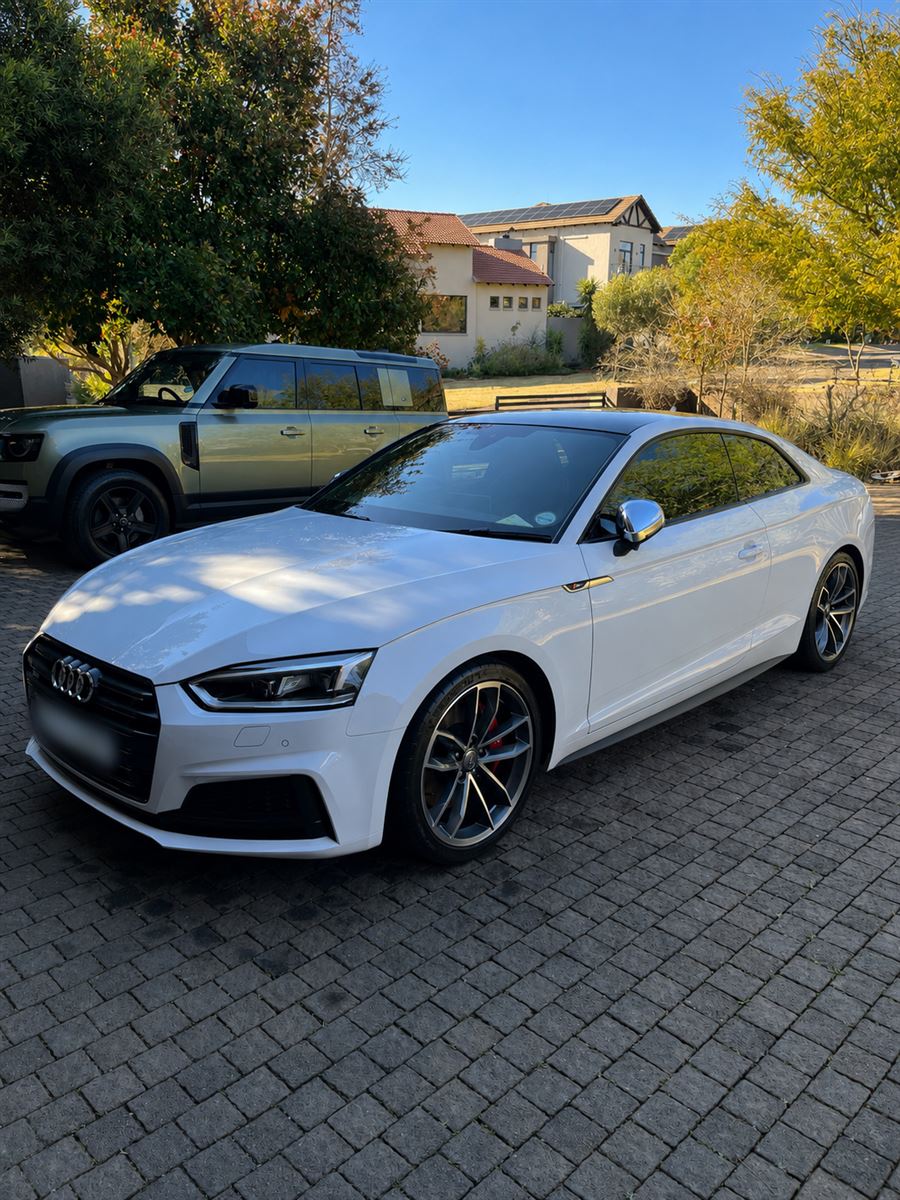 Detailed white Audi S5 Coupé, front three-quarter